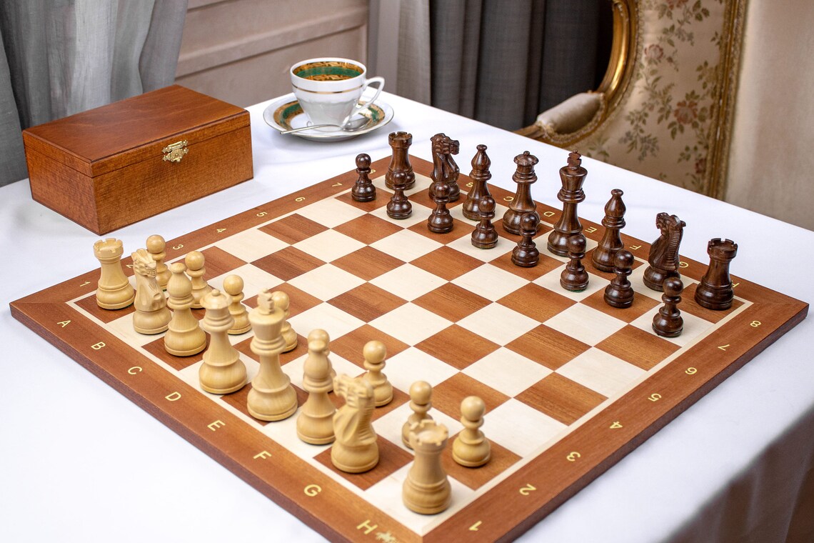 Schach - Brettkasten aus Muschelahorn mit Hornfiguren (weltweit