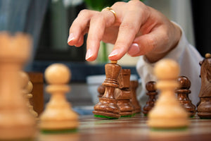 Nordisches Schachspiel <br>aus Mahagoni-Holz