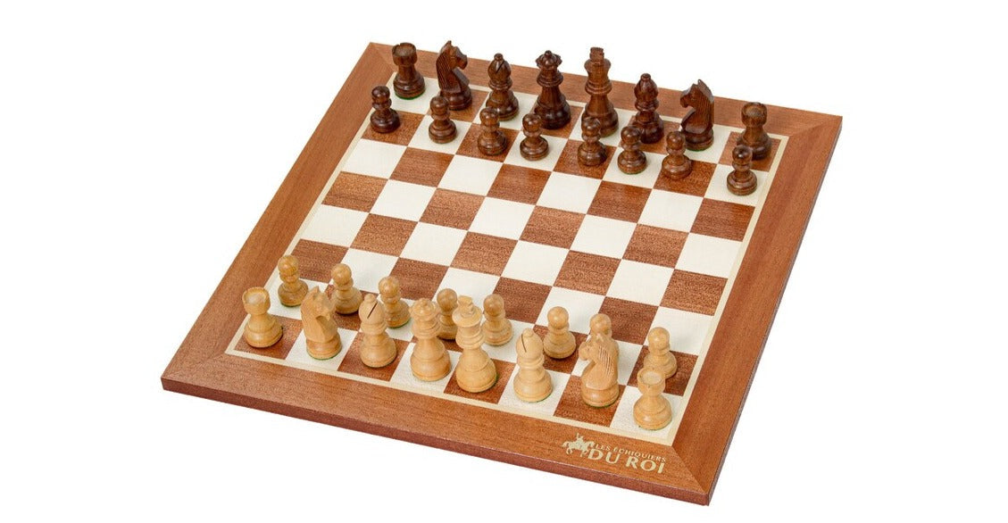 Bernsteinfarbenes Schachspiel <br>aus Mahagoniholz