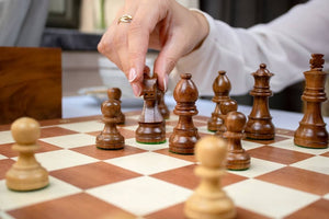 Fleur-de-Lys Schachset <br>aus Mahagoni-Holz gefertigt