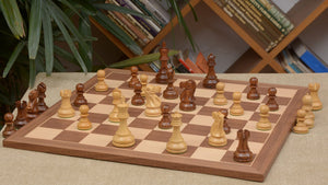 Amerikanisches Schachspiel <br>aus Ahorn und Walnuss