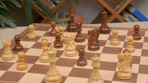 Amerikanisches Schachspiel <br>aus Ahorn und Walnuss