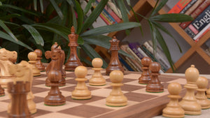 Amerikanisches Schachspiel <br>aus Ahorn und Walnuss