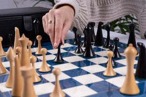 Modernes Kunst-Schachspiel <br>aus Eschenmaserholz