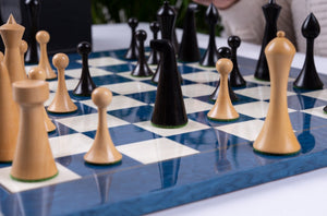 Modernes Kunst-Schachspiel <br>aus Eschenmaserholz