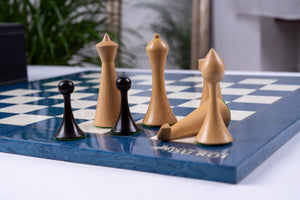 Modernes Kunst-Schachspiel <br>aus Eschenmaserholz
