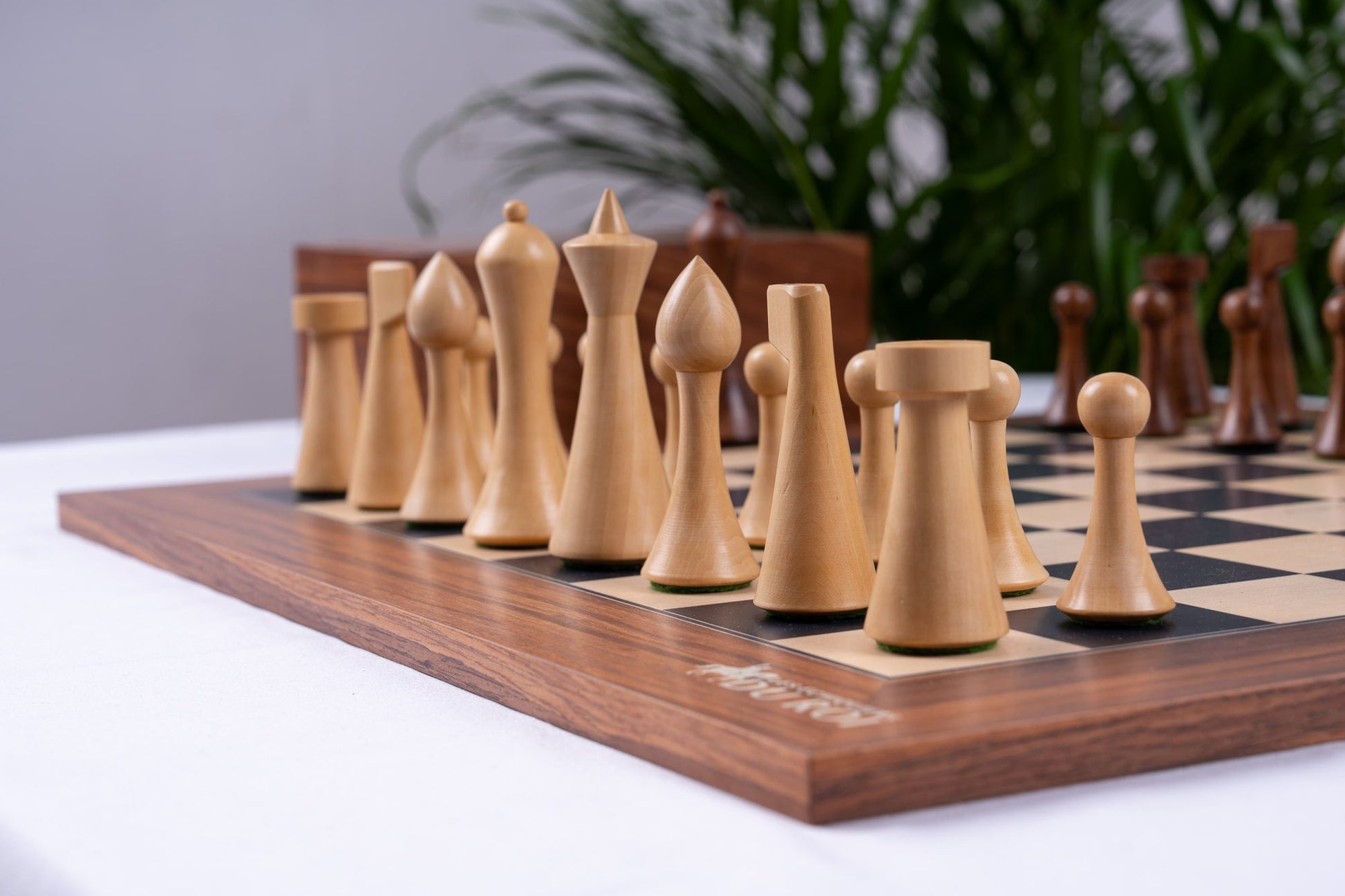 Modernes Minimalistisches <br>Schachspiel aus Holz