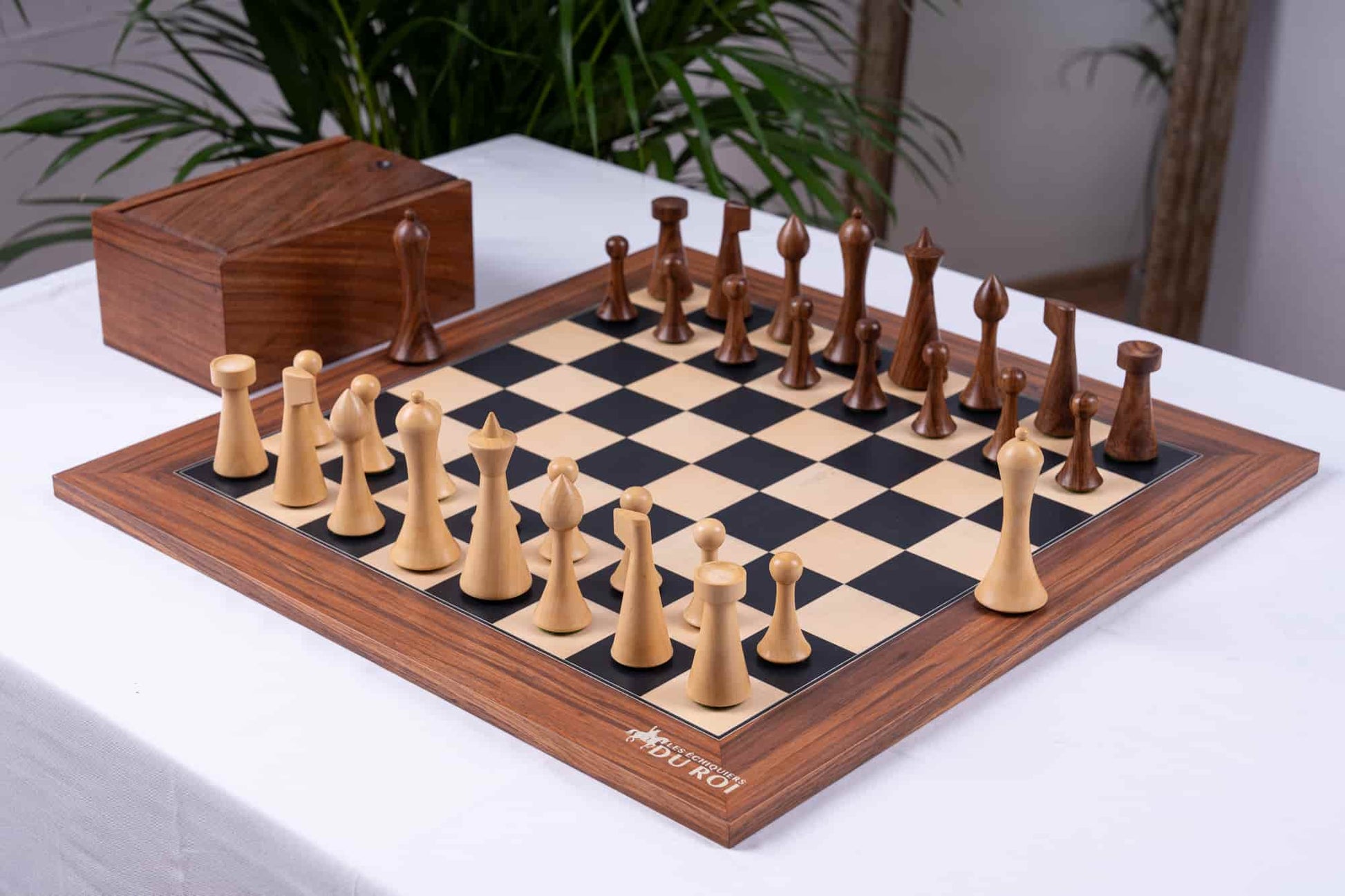 Modernes Minimalistisches <br>Schachspiel aus Holz