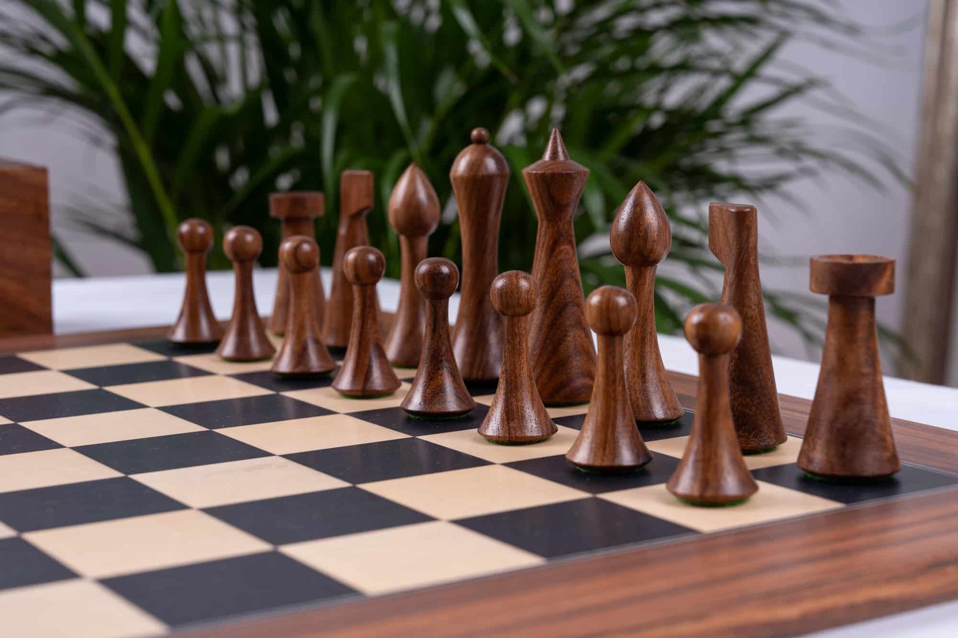 Modernes Minimalistisches <br>Schachspiel aus Holz