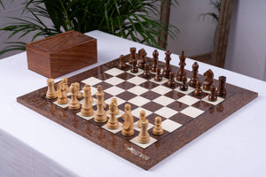 Monarchisches Schachspiel aus <br>Walnussholz (Hochglanz)