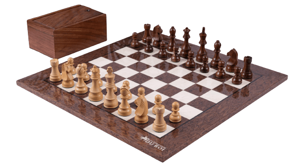 Monarchisches Schachspiel aus <br>Walnussholz (Hochglanz)