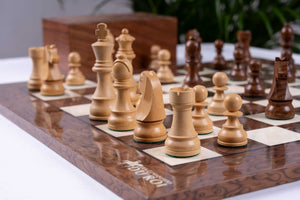 Monarchisches Schachspiel aus <br>Walnussholz (Hochglanz)