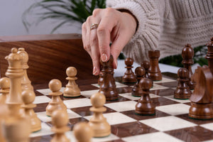 Monarchisches Schachspiel aus <br>Walnussholz (Hochglanz)