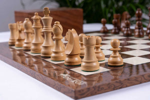 Monarchisches Schachspiel aus <br>Walnussholz (Hochglanz)