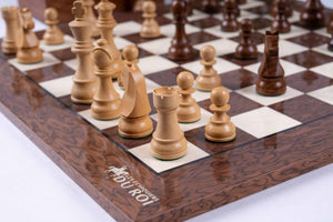 Monarchisches Schachspiel aus <br>Walnussholz (Hochglanz)