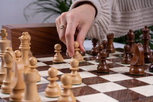 Monarchisches Schachspiel aus <br>Walnussholz (Hochglanz)