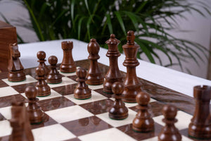 Monarchisches Schachspiel aus <br>Walnussholz (Hochglanz)