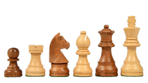 Bernsteinfarbenes Schachspiel <br>aus Mahagoniholz