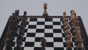 Schachspiel Gipfel <br>aus Ebenholz und Buchsbaum