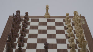 Amerikanisches Schachspiel <br>aus Ahorn und Nussbaum
