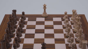 Monumentales Schachspiel <br>aus Palisanderholz