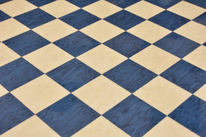 blaues Schachbrett aus Eschenholz spiele