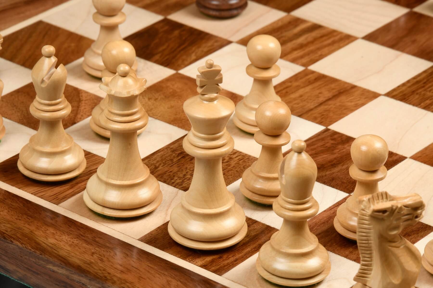 APEQi® ROYAL Schach - Schachspiel Holz HOCHWERTIG - Massivholz,  34,5x34,5cm, aus EU, Geschenkidee - edles Schachbrett Holz hochwertig -  klappbare