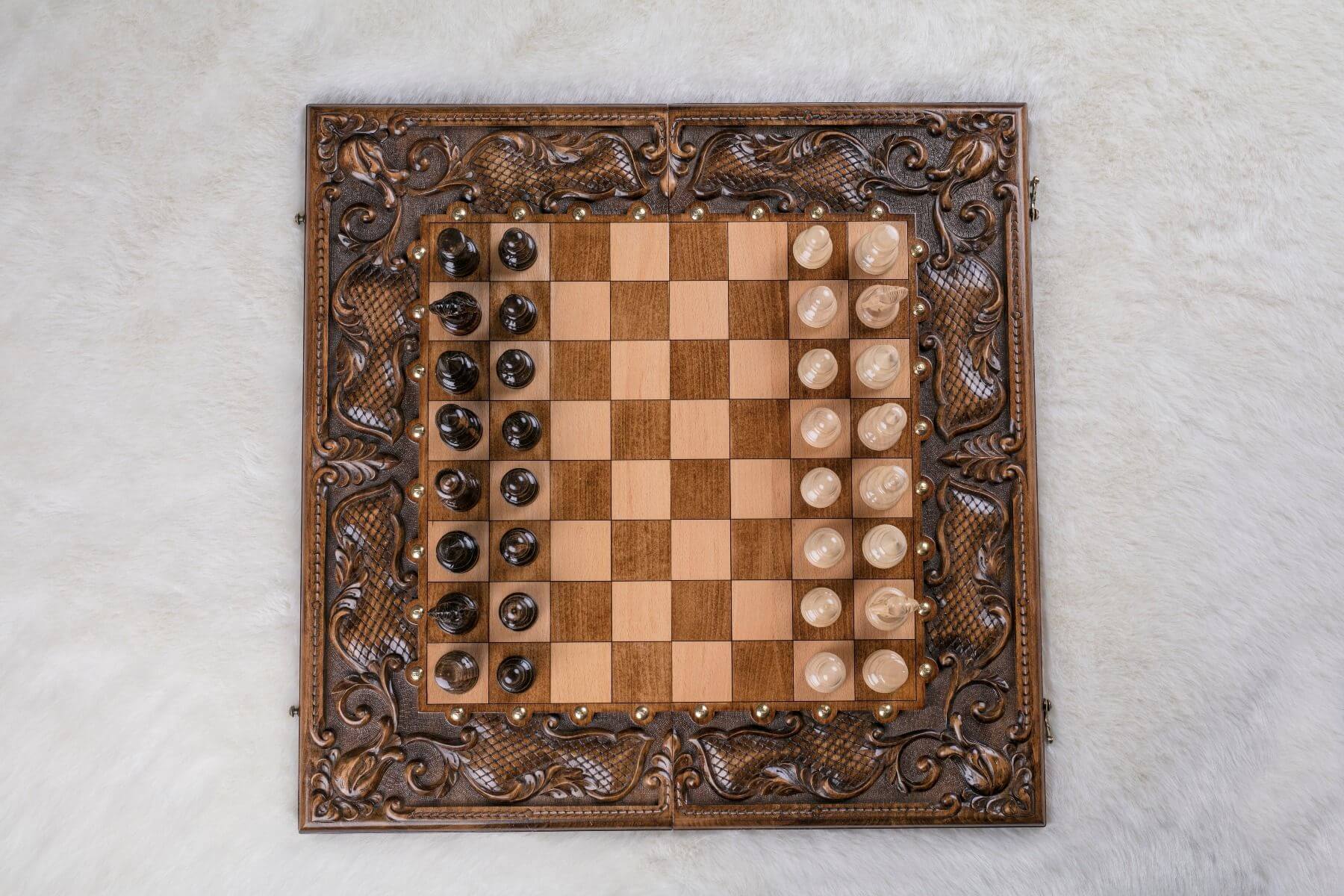 Ein schachspiel mit einem quadratischen stück holz und dem wort