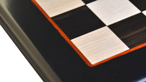 Schwarz-weißes Schachbrett schachfiguren