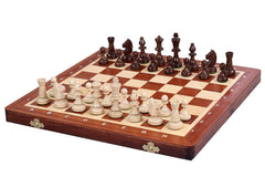Schachbrett mit <br>Holzfiguren