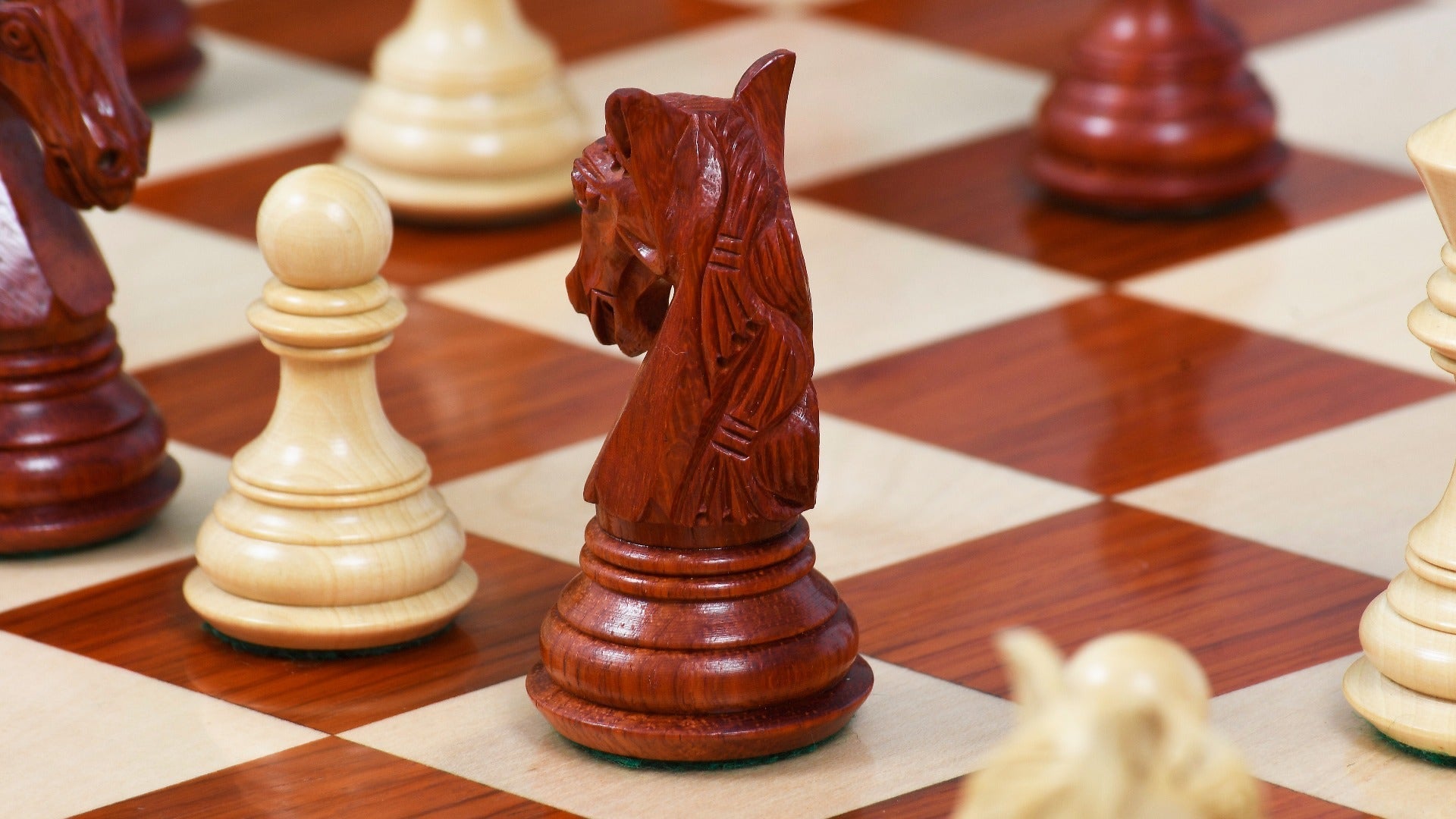 Große Schachfiguren <br>aus Holz