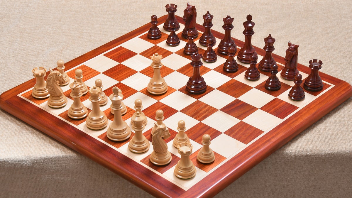 Große Schachfiguren <br>aus Holz