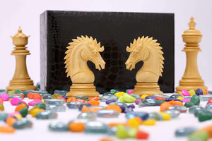 Schach spielen Alte Schachfiguren aus Holz 