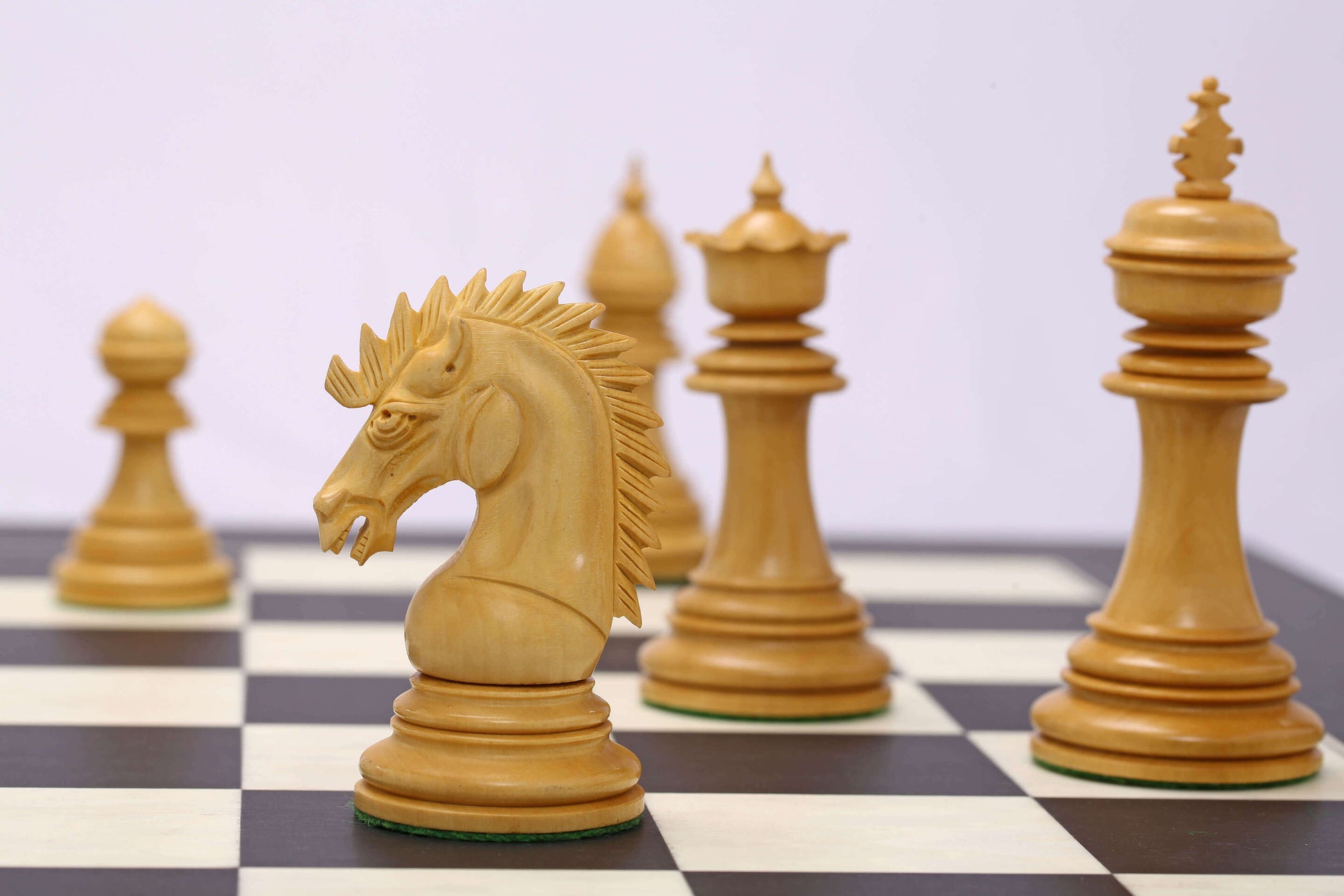 Antike Schachfiguren aus Holz Mythologie