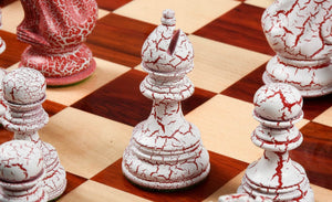 bunte rote und weiße Schachfiguren  