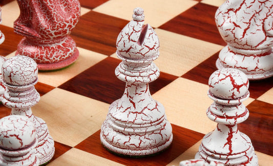 bunte rote und weiße Schachfiguren  
