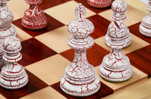 bemalte rote und weiße Schachfiguren