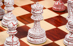 rote und weiße Schachfiguren 