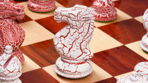 Schach spielen rot-weiße Schachfiguren 
