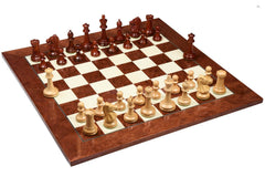 Geschnitztes Schachspiel <br>aus Holz