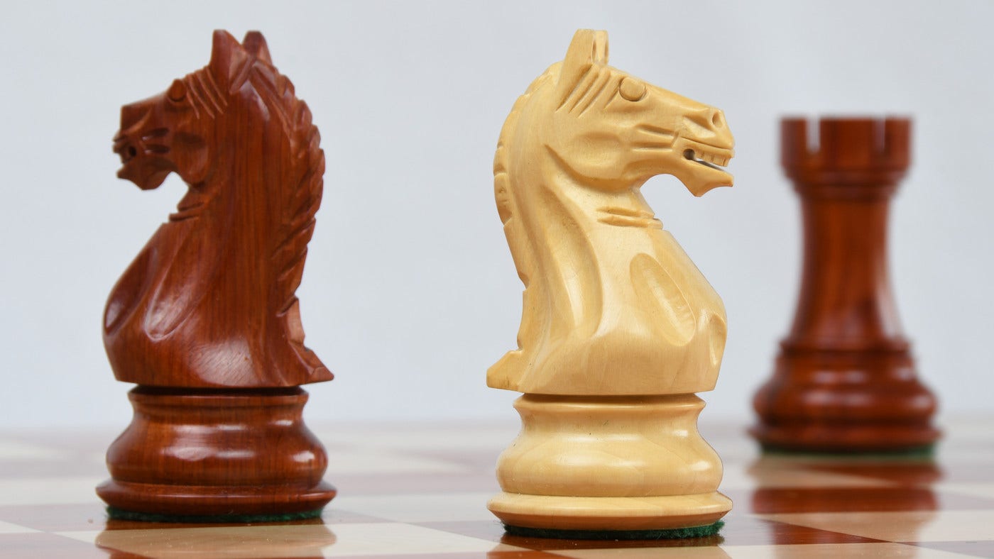 Schach mit handgeschnitzten Figuren, Nr. 104 aus Holz, Schachspiel 65x