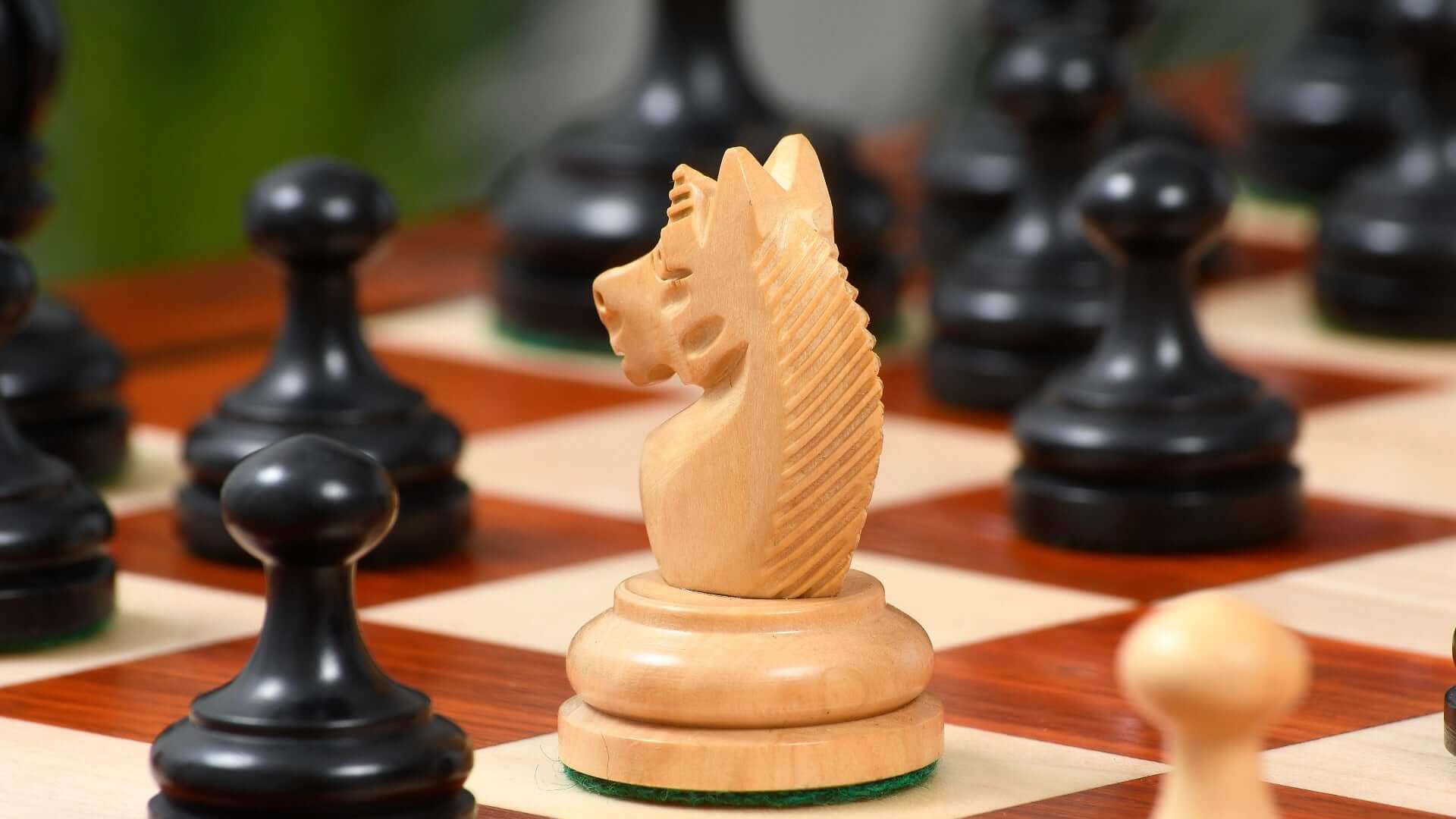 schachfiguren rot edelholz