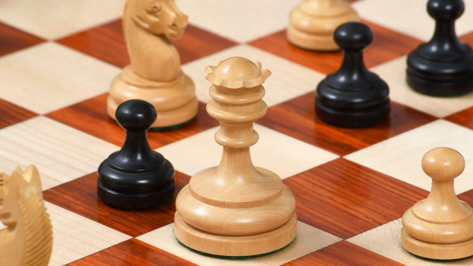 schachfiguren rot spiele