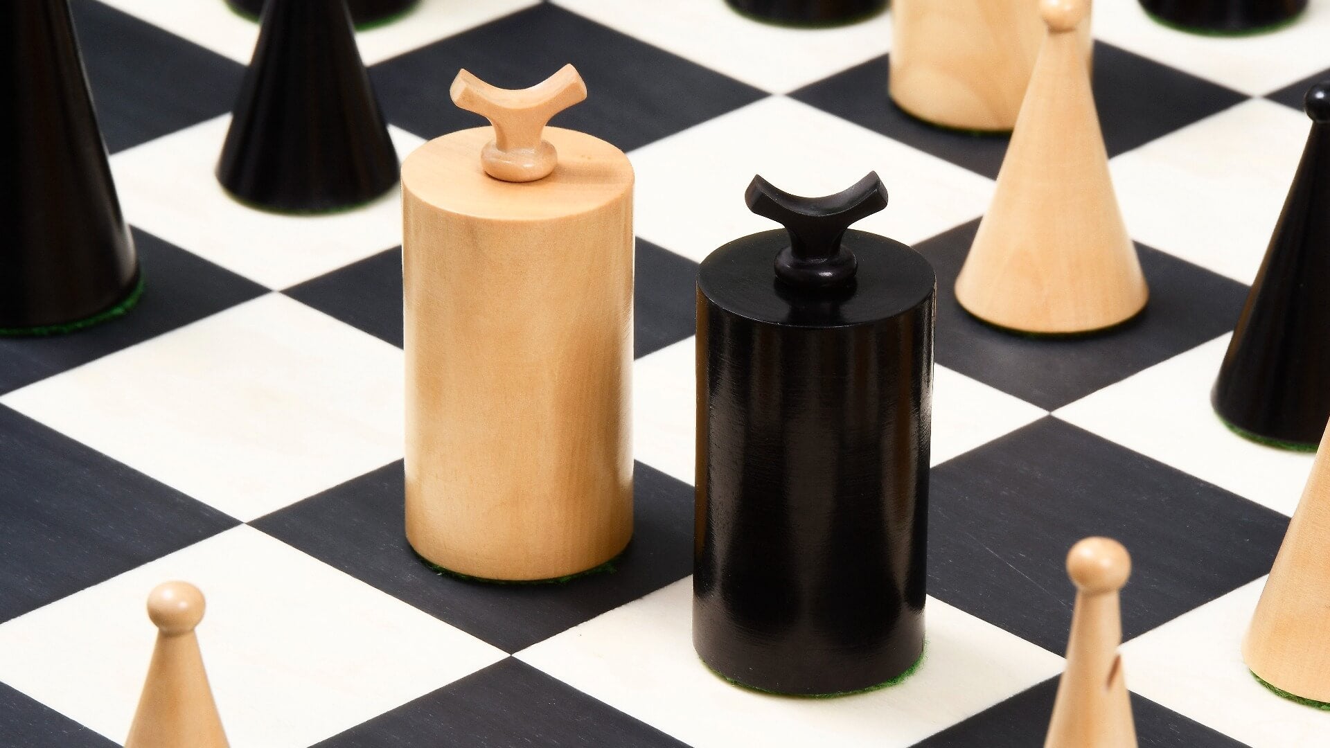 Jeu d'Echecs en Bois Marqueté Cavaliers Blancs et Noirs