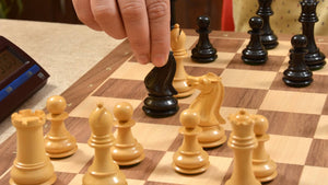 Modernes Schachbrett <br>aus Walnussholz