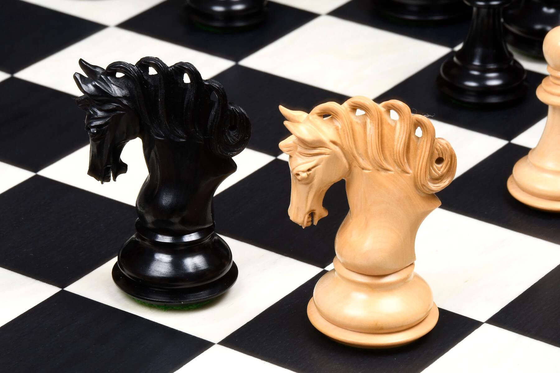 Gold König Schach Stück vor der Spielfigur auf schwarzen