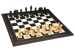 Schwarz-weißes Schachspiel <br>aus Holz