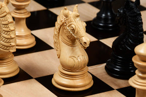 Außergewöhnliche Schachfiguren reiter