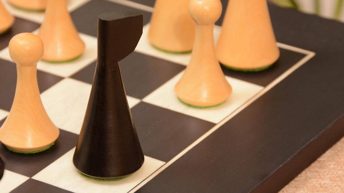 Minimalistische Schachfiguren aus holz