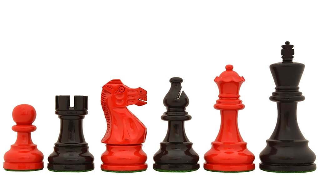 Schwarze Schachfiguren aus holz rote